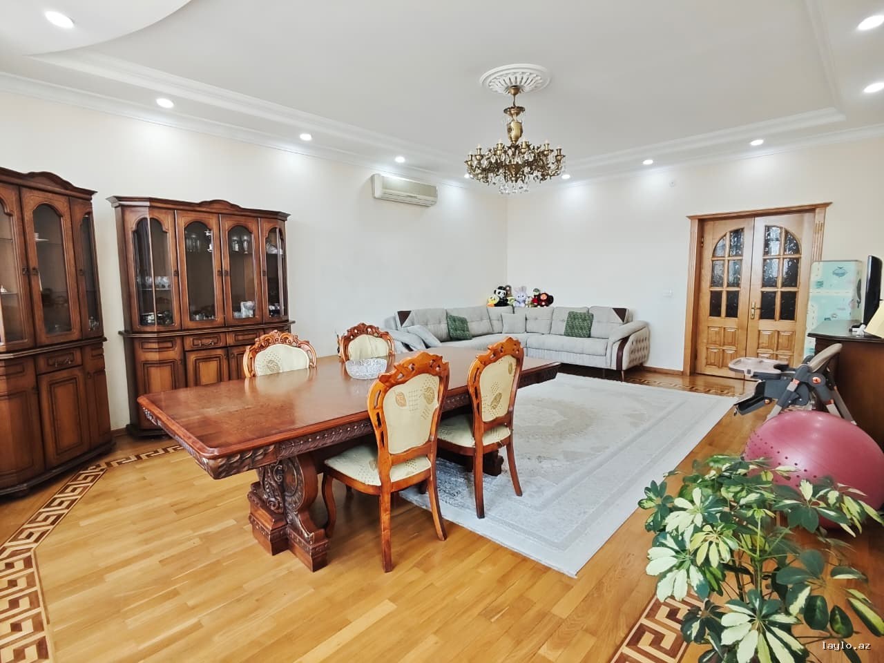 Binəqədidə 139 kv.m mənzil satılır